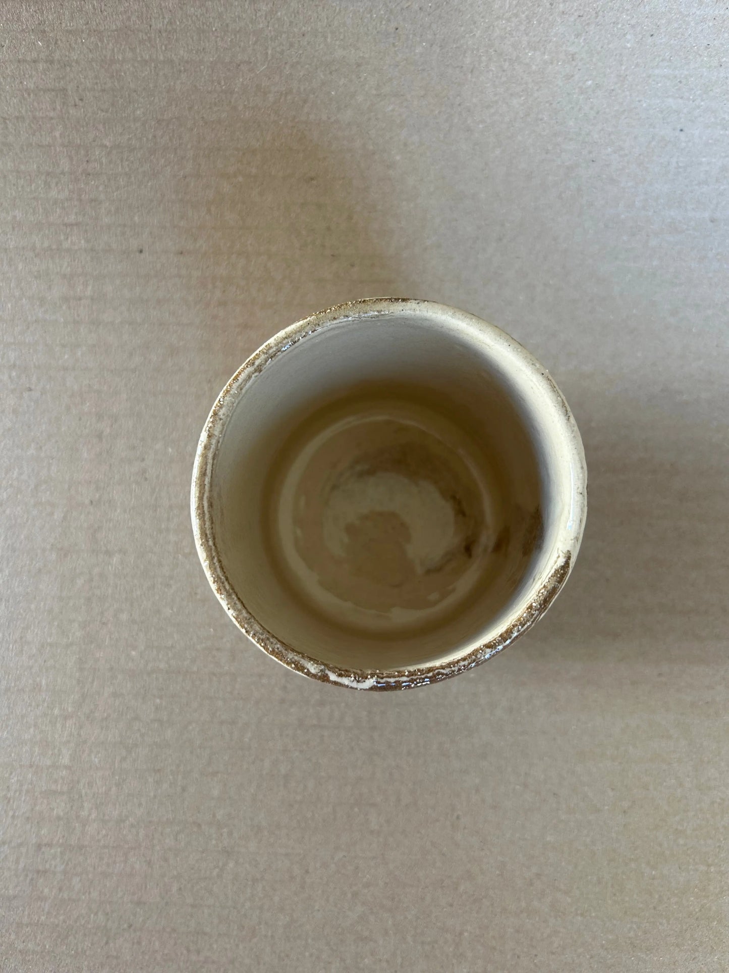 Mug, en terre mélée