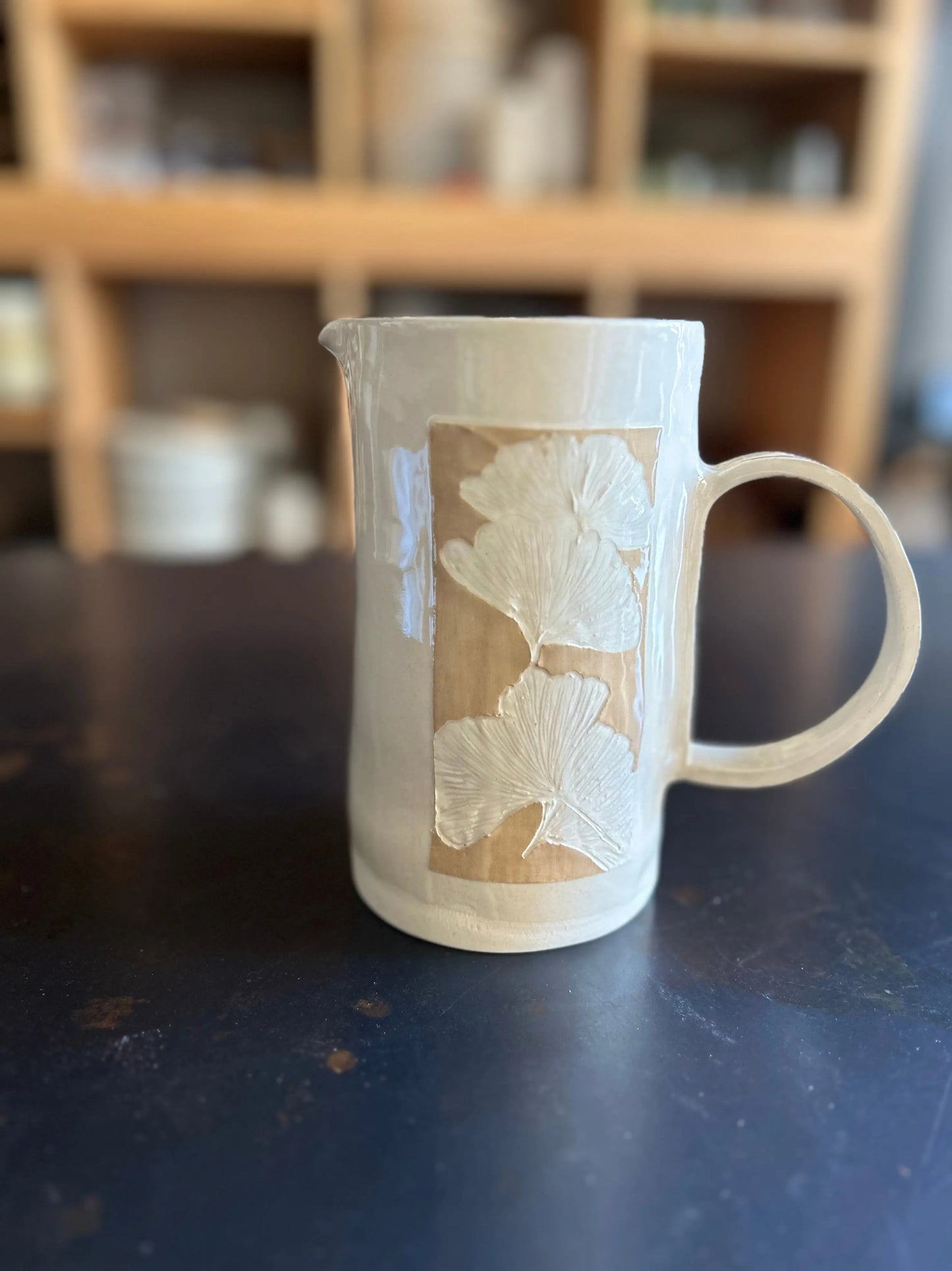 pichet, carafe d'eau, vase, ginkgo