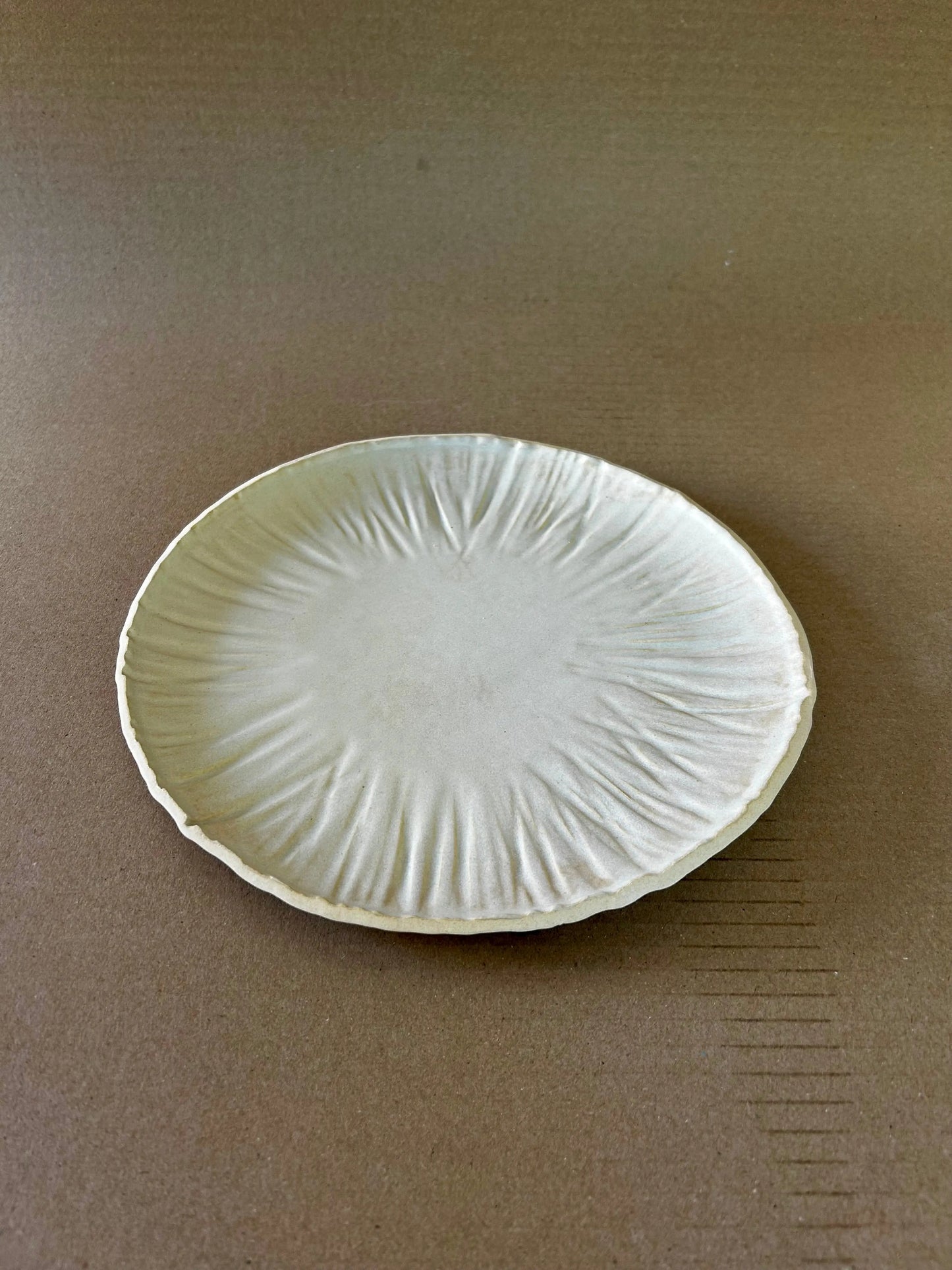 Assiette sculptée, nouveauté