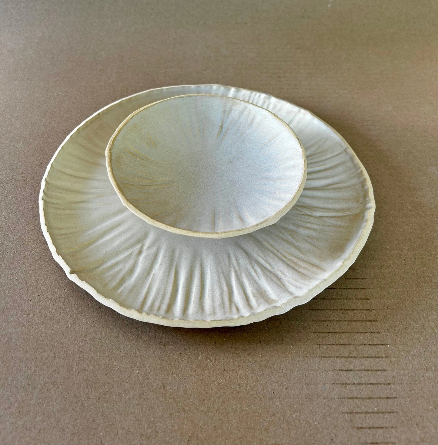 Assiette sculptée, nouveauté