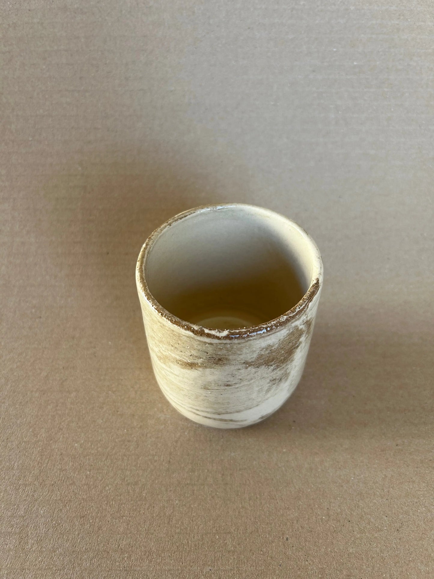 Mug, en terre mélée