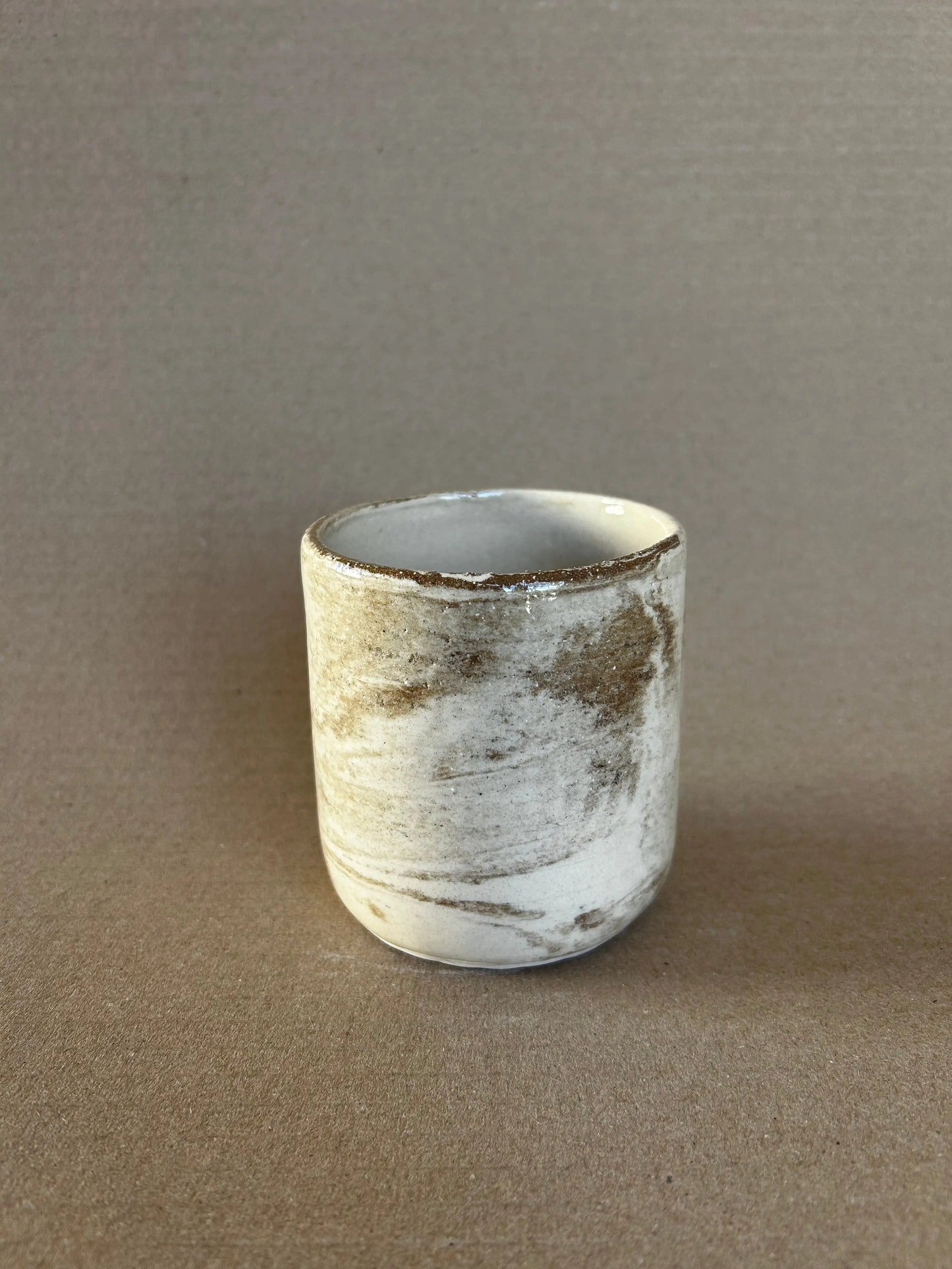 Mug, en terre mélée